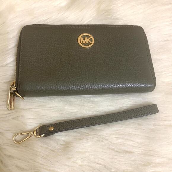 MICHAEL KORS Olive Green Pebbled Leather Zip Around 7" Wristlet Phone Wallet - Picture 7 of 16